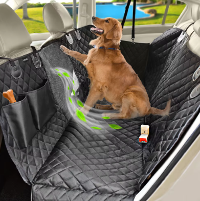 Housse de siège auto pour chien installée sur la banquette