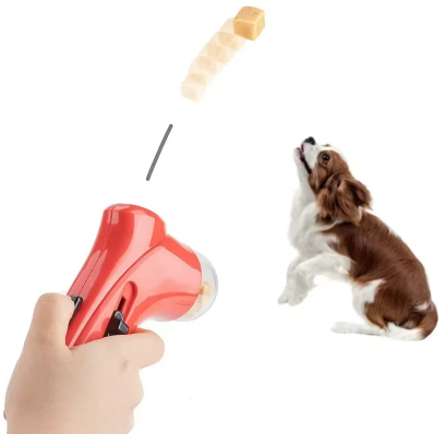 Lance-croquettes pour chien en cours d'utilisation